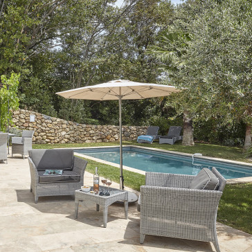 Two Oceane armchairs with parasol in the middle in from of swimming pool